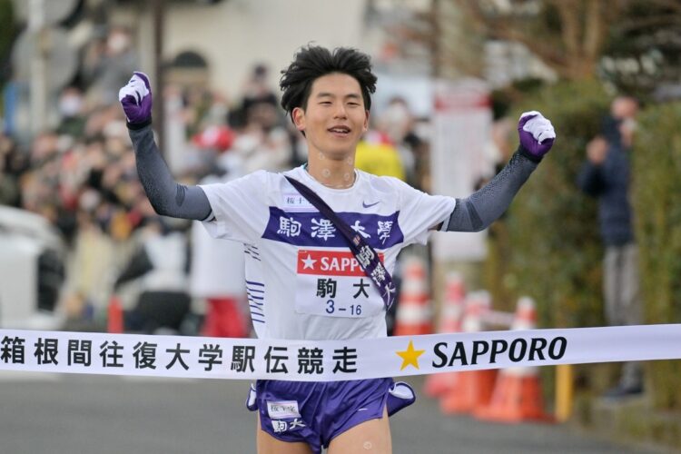 往路優勝を果たした駒澤大の5区・山川拓馬。沿道には多くの観衆が集まっていた（時事通信フォト）