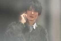 通話中の岡田将生（2022年12月）