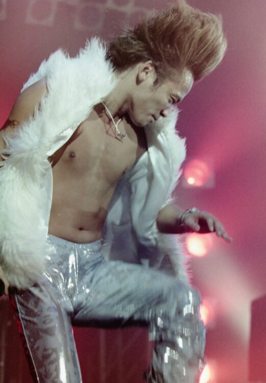 デビュー曲『STAR LIGHT』から8曲連続でオリコンのシングルチャート1位に輝き、1988年には『パラダイス銀河』で日本レコード大賞