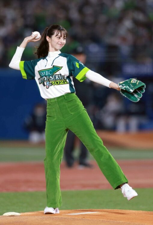 始球式で美しいフォームを見せた中条あやみ