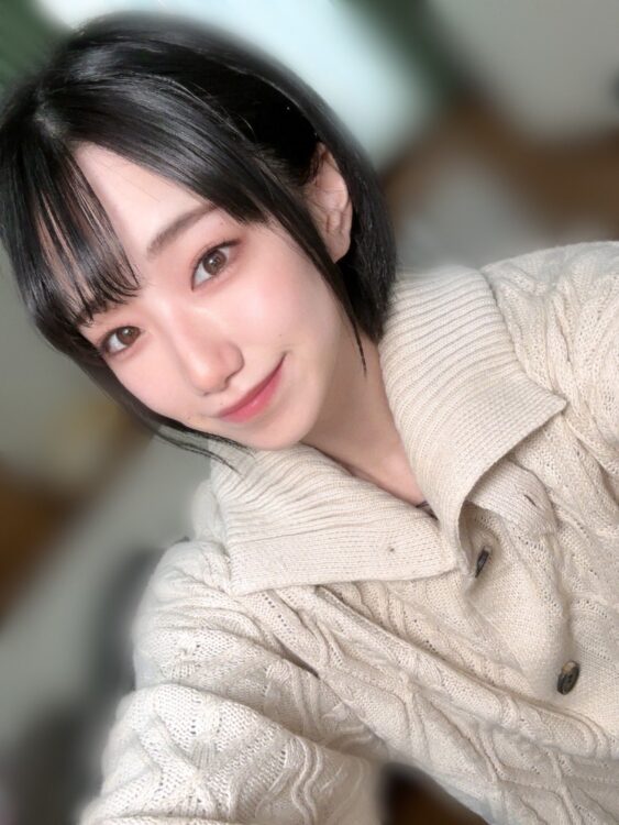 胸元からはタトゥーがチラリ（本人Twitterより）