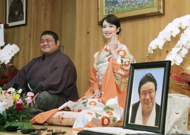 志摩ノ海と逆鉾長女の結婚会見（時事通信フォト）