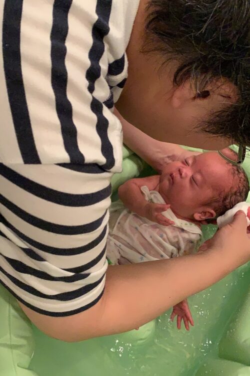 息子を風呂に入れるのはパパの仕事。今もほぼ毎日、一緒に入るという(写真提供:中本さん)