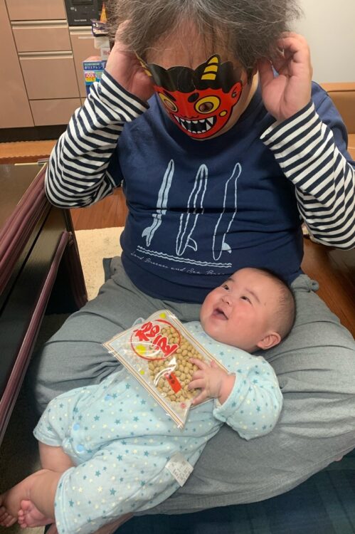 人生初の節分で、この笑顔。体はボロボロだけど、育児は楽しい(写真提供:中本さん)