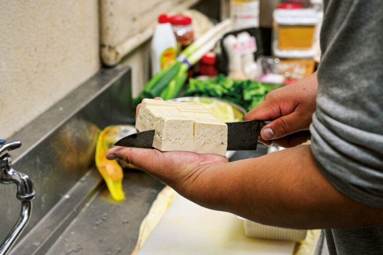 豚肉はキムチ汁に30分以上漬けてからごま油で炒めて入れると、コクが増す。豆腐は、煮くずれしにくい木綿がおすすめ