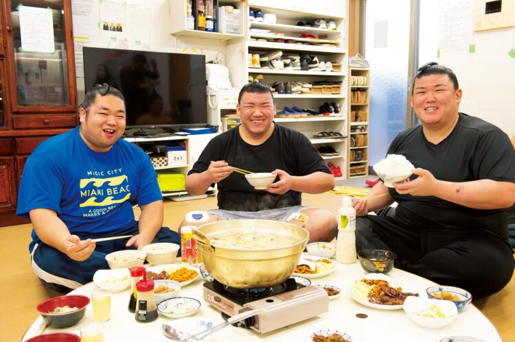 右から三段目・納谷、幕下・夢道鵬、三段目・坂井