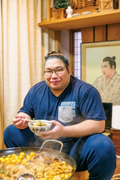 出稽古に行った日も、ちゃんこは所属部屋で食べるのが基本。「鶏すきのシメはうどんがおすすめ。ほかにも、ポン酢でさっぱり食べる『ちり鍋』も好きです」