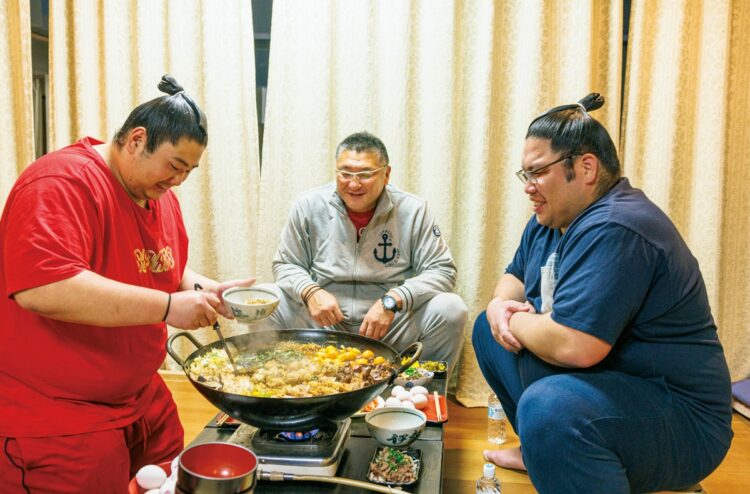 ちゃんこ鍋ができあがると、まず師匠の伊勢ノ海親方に盛り付ける。給仕は序二段の鬨王