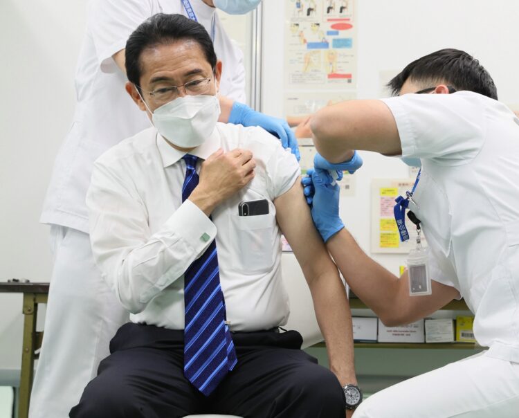 5回目のワクチン接種を受ける岸田首相（時事通信フォト）