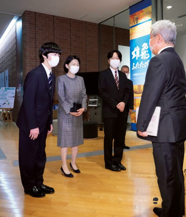 資料館関係者を前にされた悠仁さま（写真／JMPA）