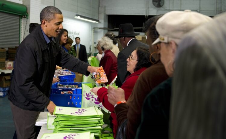 米国ワシントンのフードバンクで食品を配布するオバマ大統領（当時）。2011年11月（AFP＝時事）