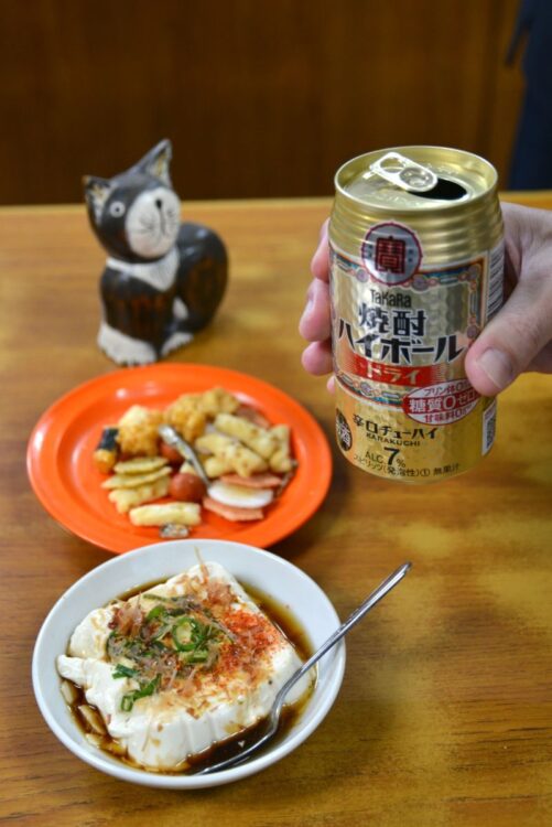 冬場のアテの定番、熱々の湯豆腐には冷えた『焼酎ハイボール』がぴたりとくる