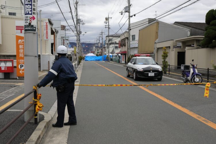 事故現場から離れたところに規制線が（著者撮影）