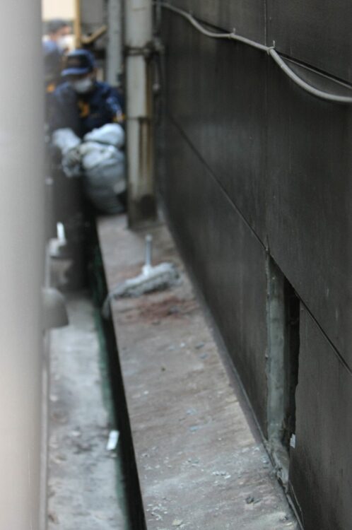 宝飾品など約3億円相当が盗まれた宝飾店の壁に開けられた穴。2010年1月、東京・銀座（時事通信フォト）