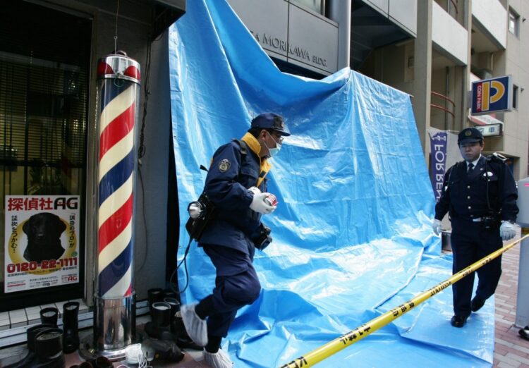 金庫があった部屋の壁に穴が開けられ、貴金属が奪われた宝飾店を現場検証する捜査員ら。2009年2月（時事通信フォト）