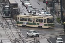 広島のメインストリートである相生通りを走る広島電鉄の路面電車（時事通信フォト）