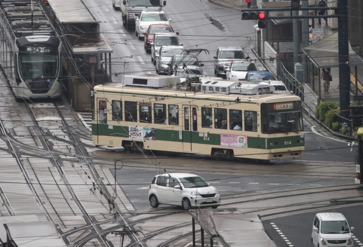 広島のメインストリートである相生通りを走る広島電鉄の路面電車（時事通信フォト）