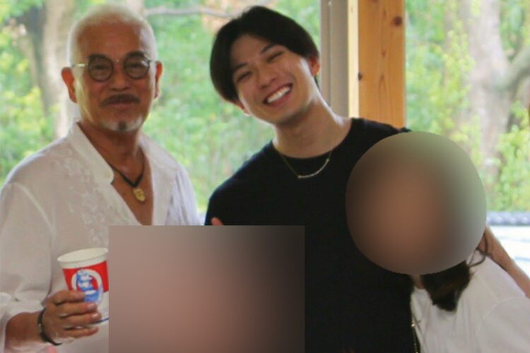 千葉真一さんと真剣佑。その隣には結婚相手の一般女性の姿も