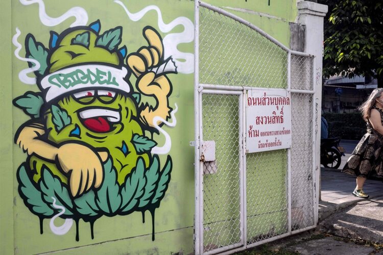 バンコクには、大麻の花がジョイントを吸っている様子を描いたストリートアートもある（時事通信フォト）