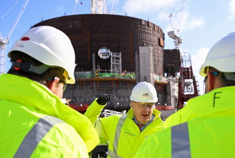 ジョンソン英首相（当時）が建設中のヒンクリーポイントC原発を訪問。2022年4月。英国は2030年までに最大8基の原発を新設し、2050年には電力需要のうち最大25％を原子力発電でまかなう（PA Images/時事通信フォト コレクション PA）