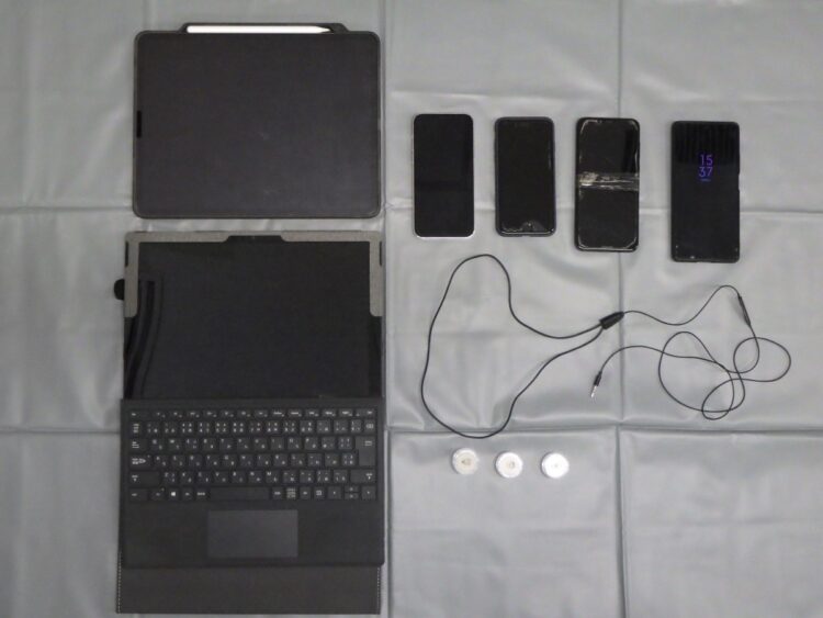 一橋大で2022年1月、外国人留学生向けの入学試験中に数学の問題が流出した事件で、警視庁が押収したスマートフォンなど［同庁提供］（時事通信フォト）