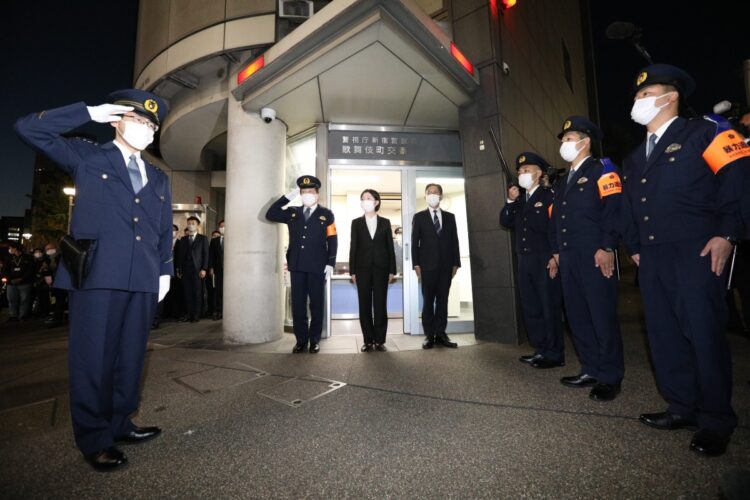 大久保公園から1ブロックの歌舞伎町交番前で、2022年12月、年末年始特別警戒で、繁華街・歌舞伎町の巡視に臨む小島裕史警視総監（左）（時事通信フォト）