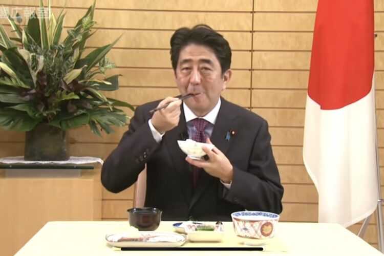 過去には、安倍元首相も箸の持ち方について指摘されたことがある（YouTubeより）