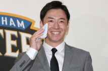 斎藤佑樹がパパに（時事通信フォト）