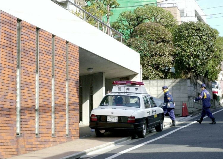 2003年1月、強盗殺人事件が起きた社長自宅自宅周辺を検証する警視庁の捜査員。当初はアジア系外国人4人組の男らと見られていたがのちに6人組と判明した（時事通信フォト）