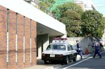 2003年1月、強盗殺人事件が起きた社長自宅自宅周辺を検証する警視庁の捜査員。当初はアジア系外国人4人組の男らと見られていたがのちに6人組と判明した(時事通信フォト)