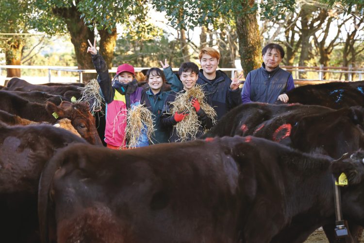 高い志を持つ学生が集う。小林氏（右）のもとで学ぶ農学部3年生の学生たち。「将来は牧場を経営したい」などそれぞれの夢を抱く