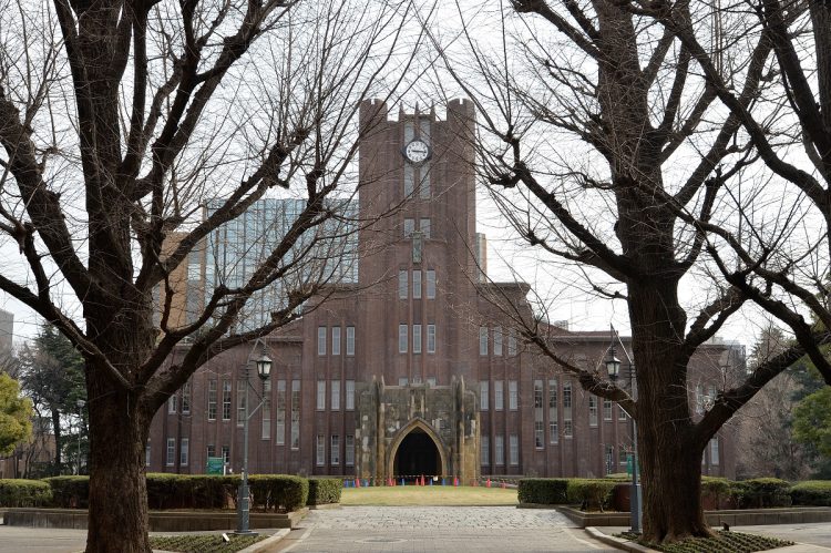 東大と医学部、どちらを選ぶべきか？（時事通信フォト）