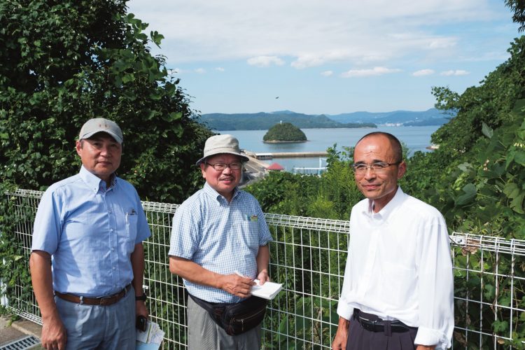 直木賞作家で、長編歴史小説『家康』シリーズを執筆中の小説家・安部龍太郎氏（中央）