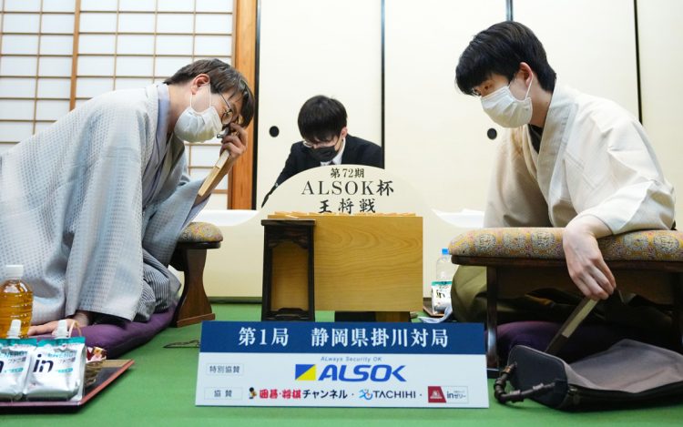 羽生九段と藤井王将の初めてのタイトル戦が実現（写真／共同通信社）