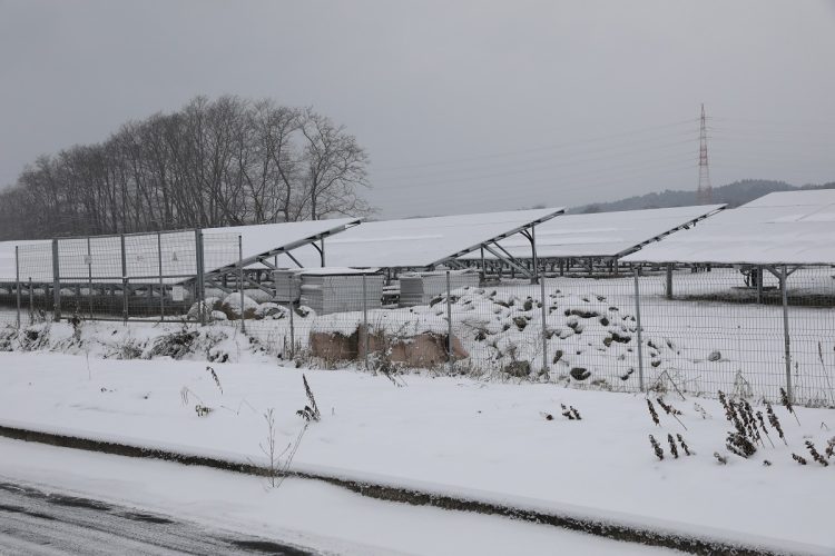 太陽光パネルには雪も