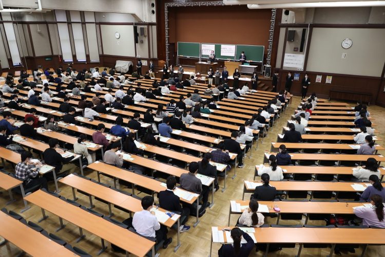 今年の共通テスト。大学受験のためには中学受験をすべきか、高校受験がよいのか。受験事情に詳しい藤沢氏に聞いた（時事通信フォト）