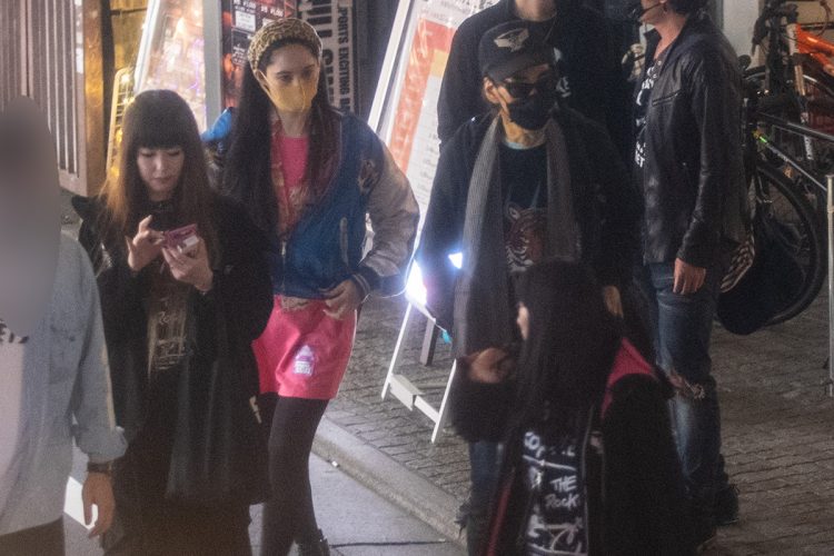 娘たちに囲まれる鮎川さん（2022年5月撮影）