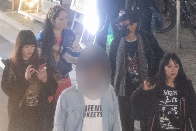 娘らに囲まれて移動する鮎川さん（2022年5月撮影）