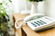 簡単に解約できれば苦労はない 実家の“固定電話じまい”を成功させた子供たちの奮闘