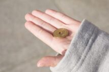 「5円」で「ご縁」はわかるけど… 人それぞれの“お賽銭の流儀”「500円硬貨はNG」と言う人も