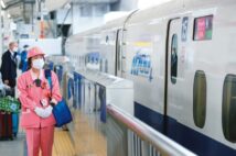 東海道新幹線　10分で車内をキレイにする“ドレスアップの達人”たちの進化