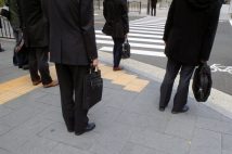 日本企業の賃上げ 若い社員だけでなく中高年世代の給料を上げられるかが最大のテーマ