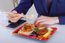 「会計時に1000円超えてびっくり」 昼食で“コンビニ弁当離れ”した人たち、新たな選択肢はスーパーか外食か