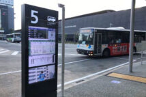 IoT技術で進化した「スマートバス停」が便利すぎる! インバウンド対応や自販機一体型も登場