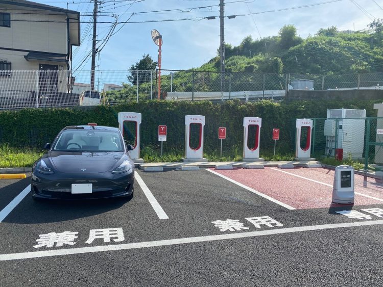 EVメーカー最大手テスラは独自の急速充電ネットワーク、スーパーチャージャーを全国に50か所以上設置している