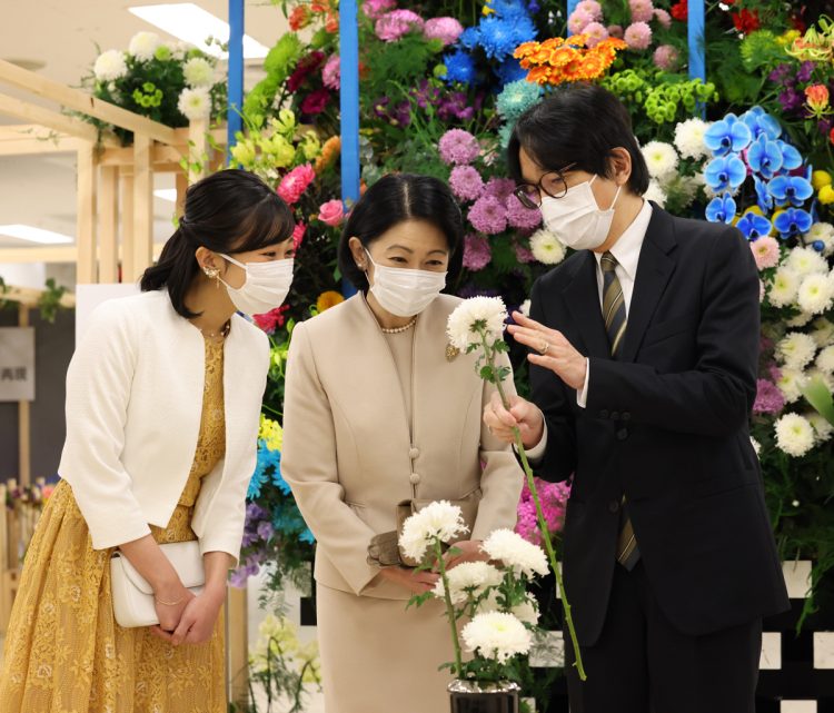 「花の展覧会」をご訪問された秋篠宮さま、紀子さま、佳子さま（写真／JMPA）