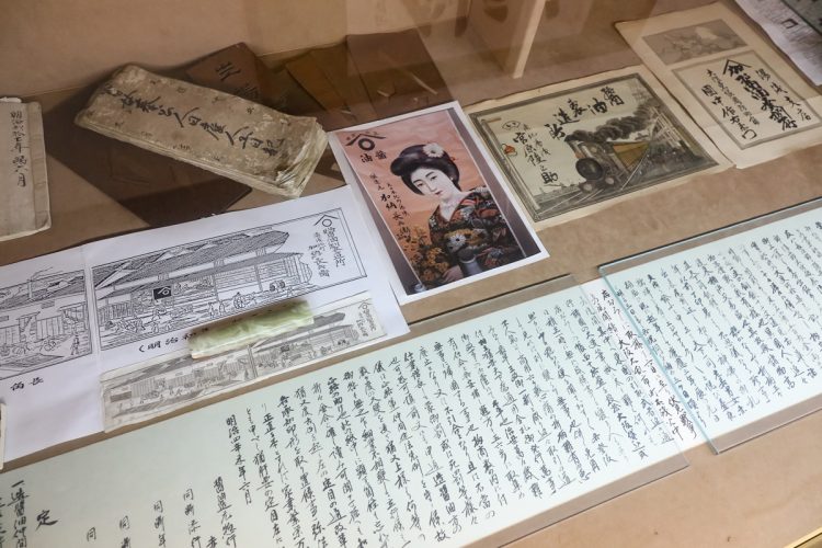 「醤油資料館」には明治時代のポスターや版画「明治初期湯浅豪商図」なども展示されている