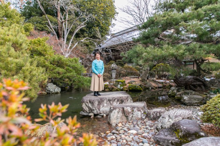 庭園内の築山には青龍を祀った社があり、毎月1日の当主が参拝する。その青龍を拝する場所に「礼拝石」があり、普段はそこから感謝を伝えるという