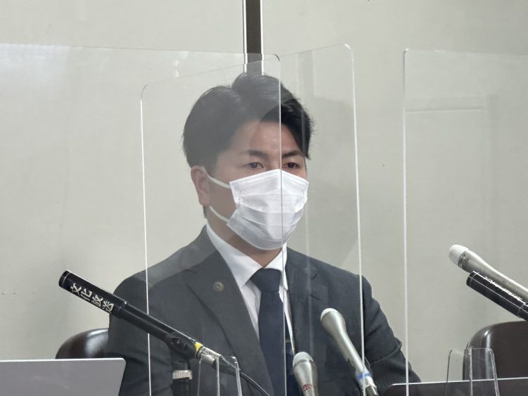 侮辱罪と偽計業務妨害で有罪判決後に記者会見する、ツイッターで中傷被害に遭った池袋暴走事故遺族の松永拓也さん。2023年1月13日