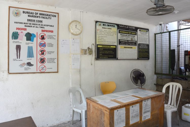 フィリピン・マニラ首都圏のパサイ市にある入国管理局「ビクタン収容所」入り口の検査場。賄賂を渡せば何でも通ると言われている（時事通信フォト）